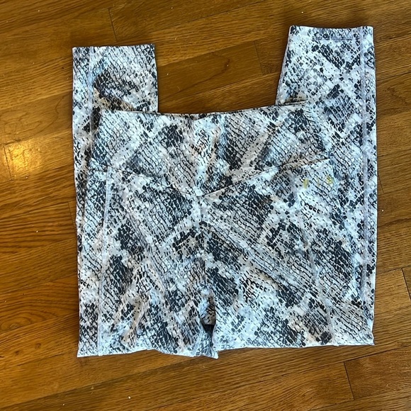 PINK Victoria’s Secret, snakeskin, pattern, leggings, size large very good cond - Picture 4 of 11